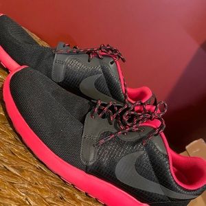 Lightly worn Nike roshe runs size 8.5